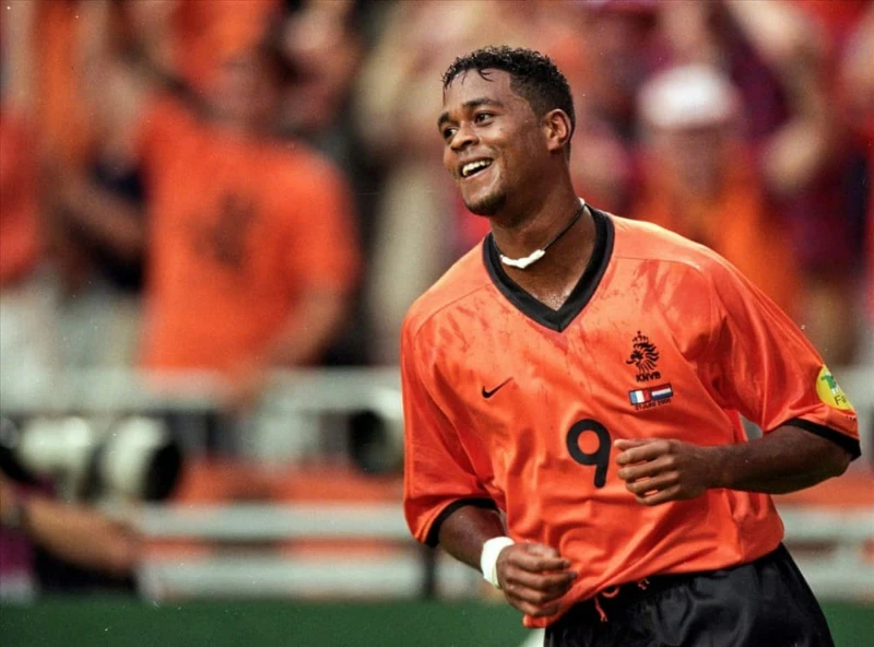 Kluivert là một số 9 thực thụ của bóng đá thế giới từng sản sinh 